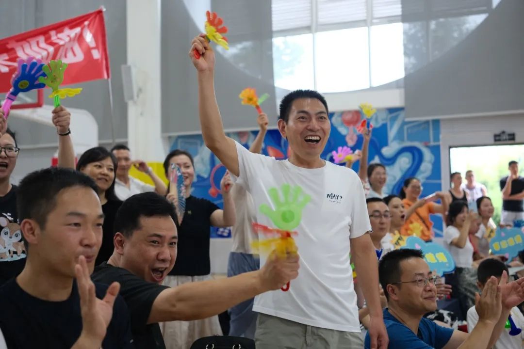 关于球队团结一致，奋力追赶对手，争取领先的信息