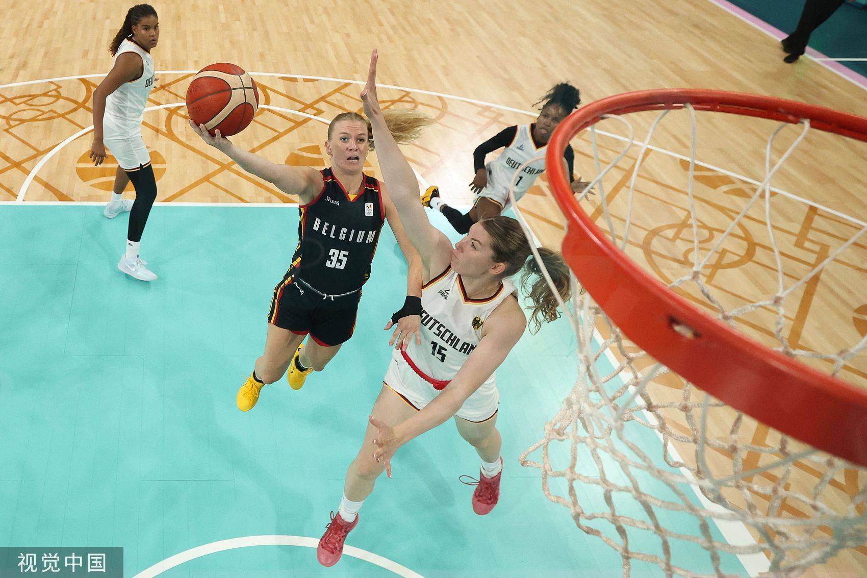 包含俄罗斯女篮逼近奥运奖牌，挑战美国队的词条