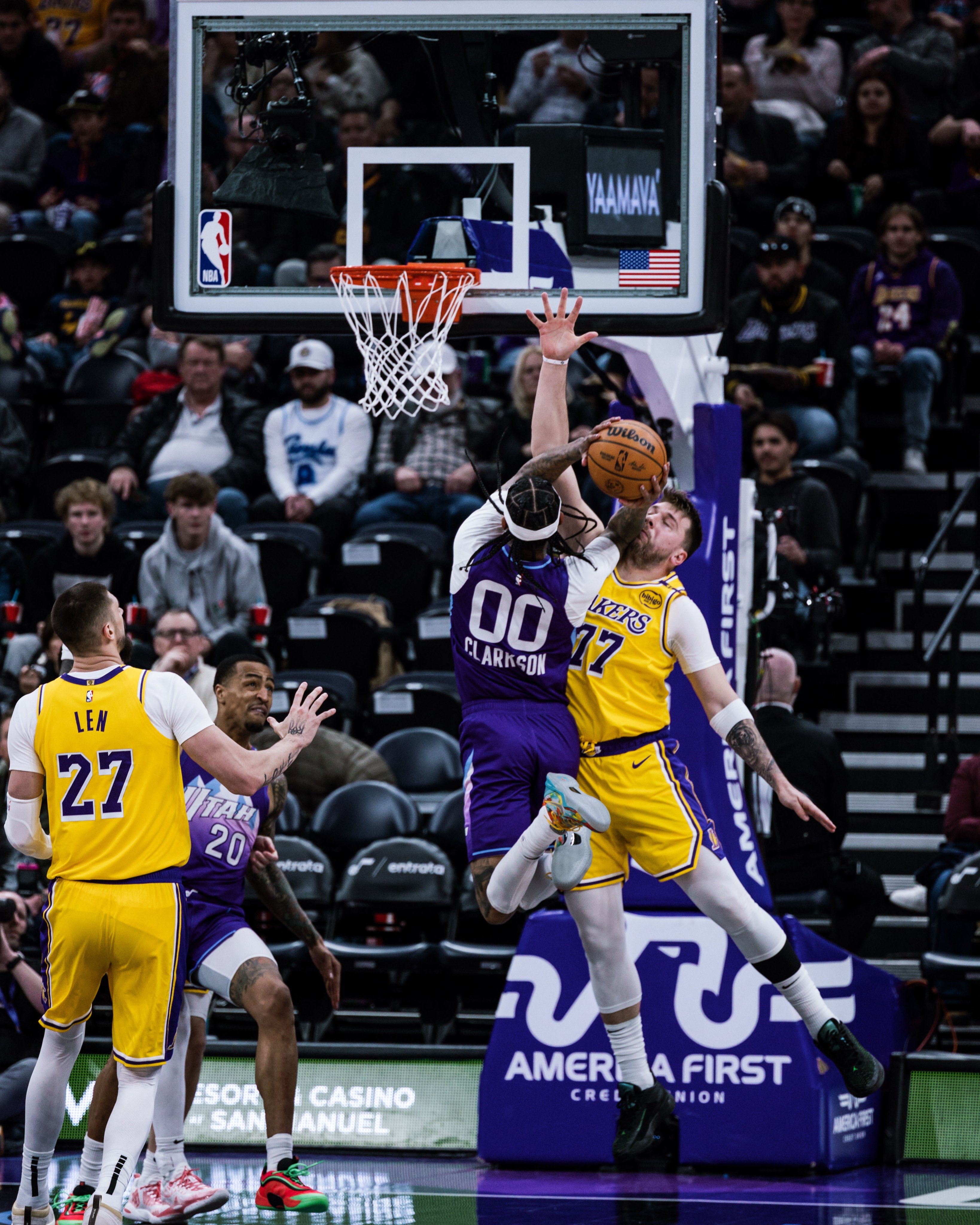 米切尔砍下+，爵士惨输与湖人对决的简单介绍