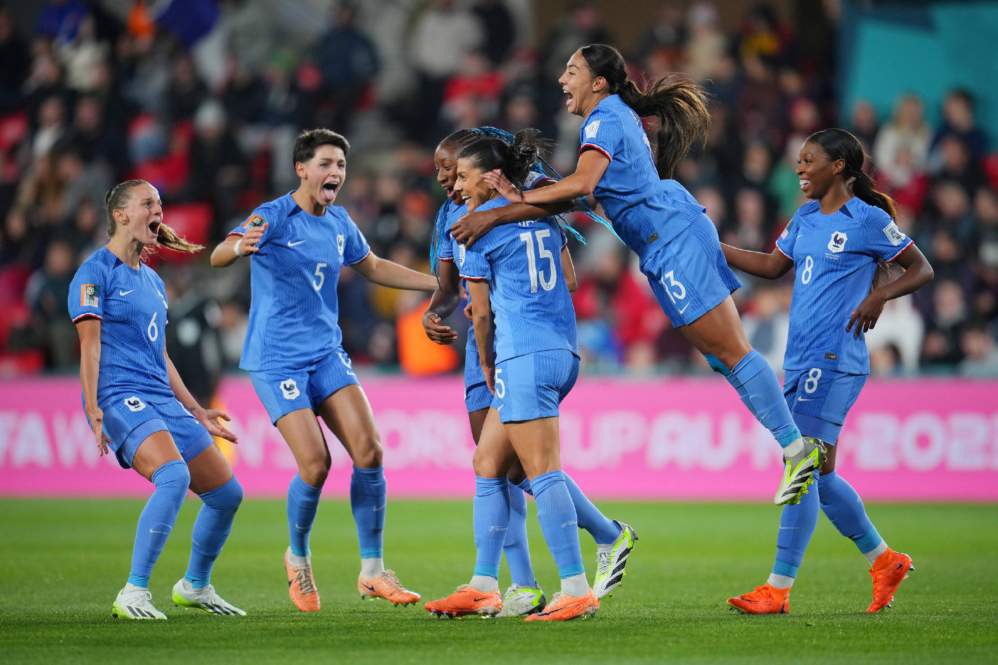 西班牙女足实力强劲，展现崭新风采