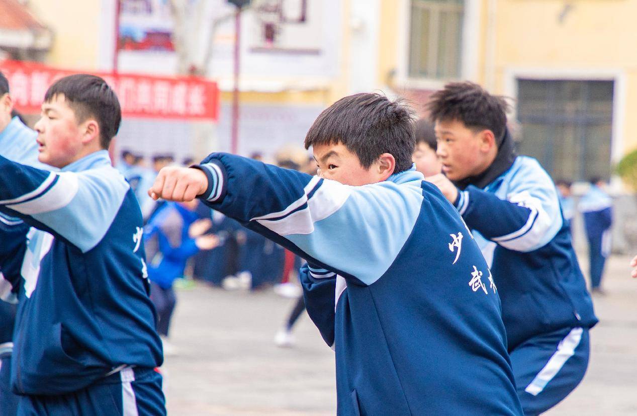 关于比赛前热身训练，球员们筑牢体魄的信息