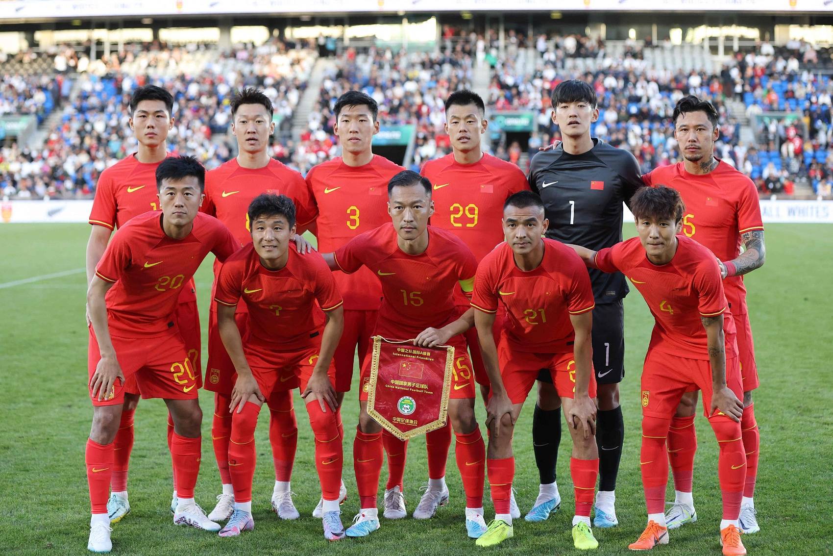 中国足球联赛战况激烈，球员们全力以赴的简单介绍