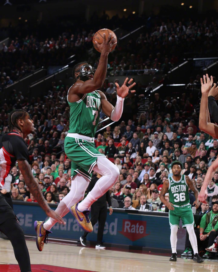 包含开拓者客场大胜骑士，利拉德砍下25分的词条