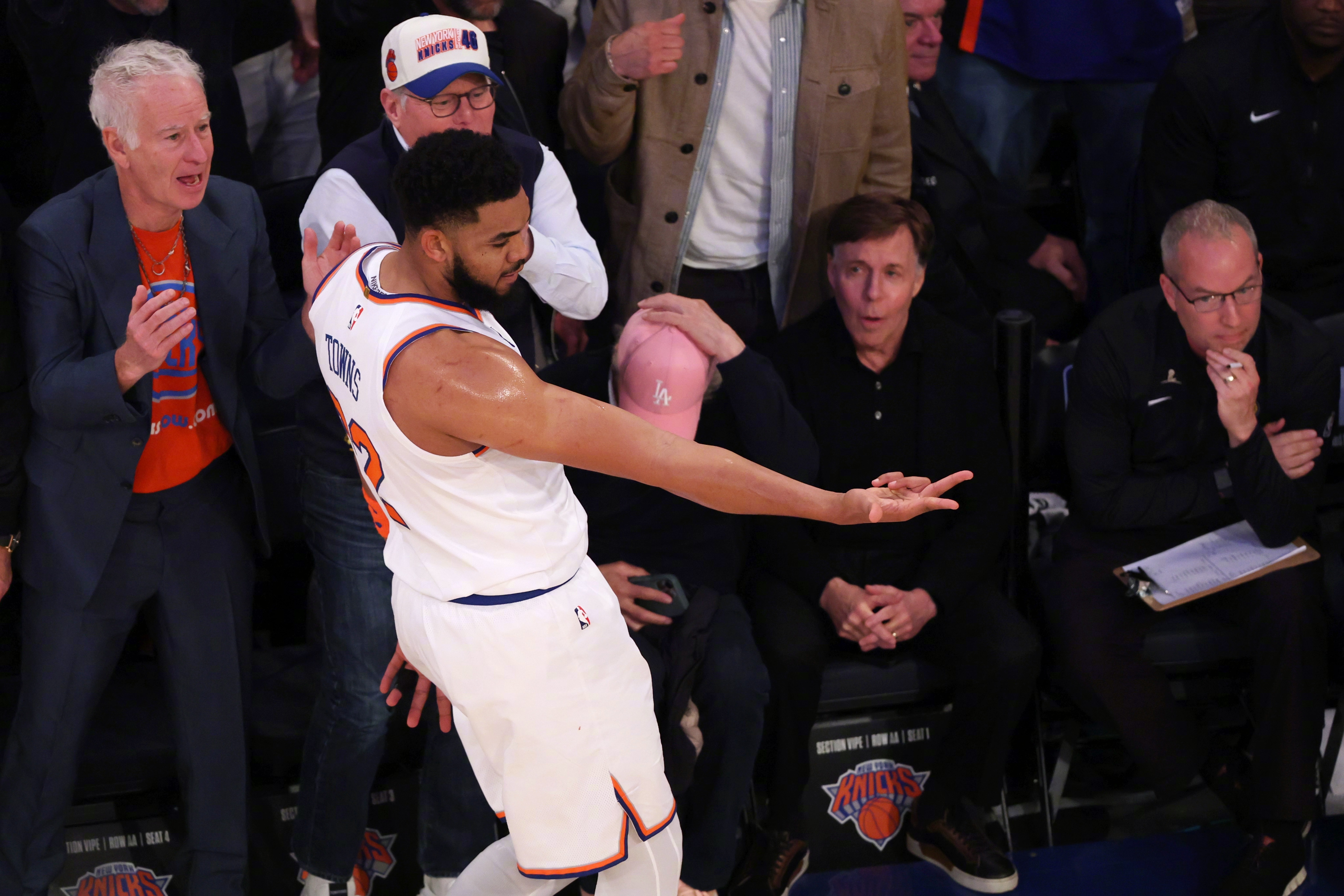 尼克斯队客场战胜步行者，取得胜利