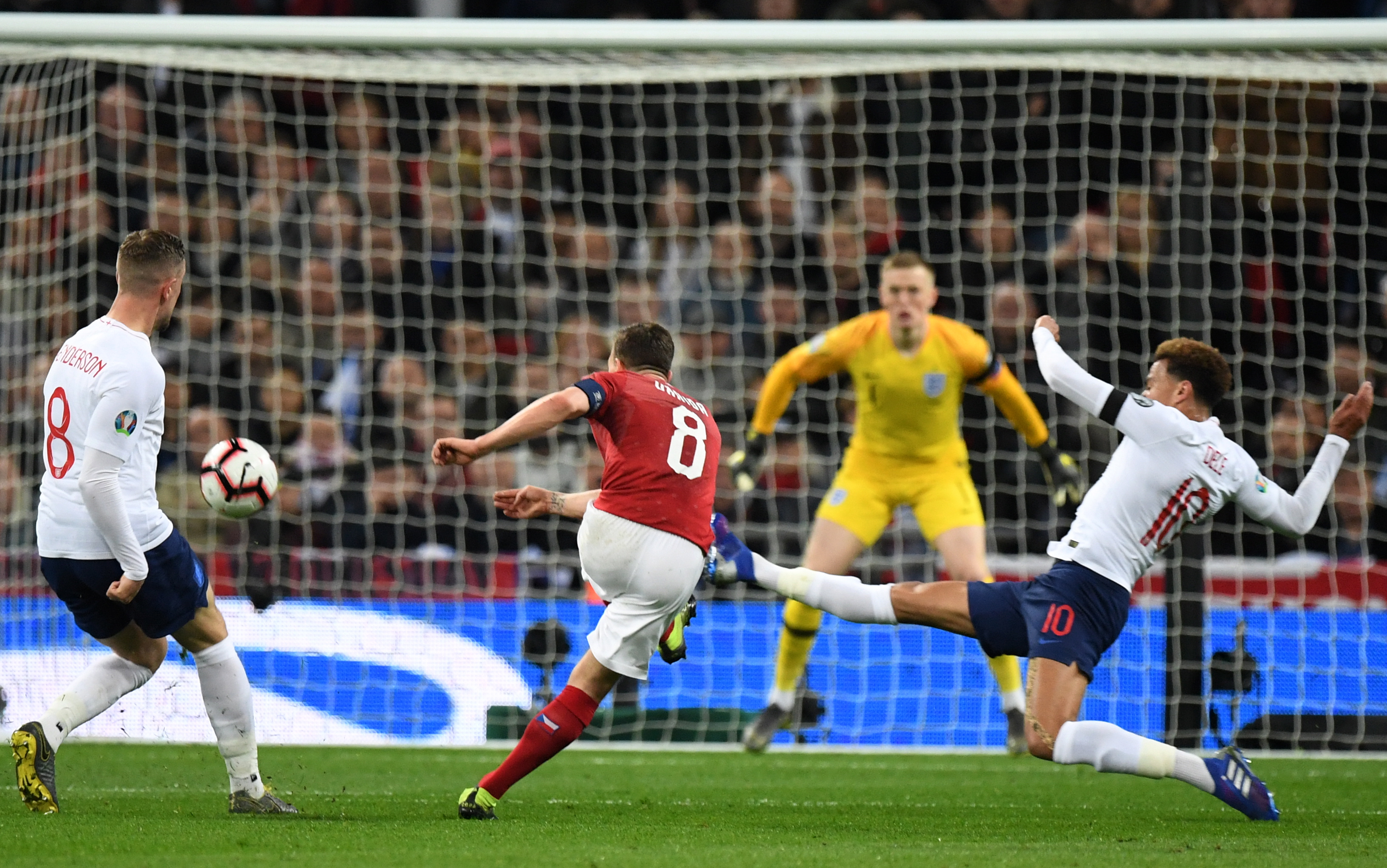 欧洲足球赛事精彩连连，豪门争霸亮点频现