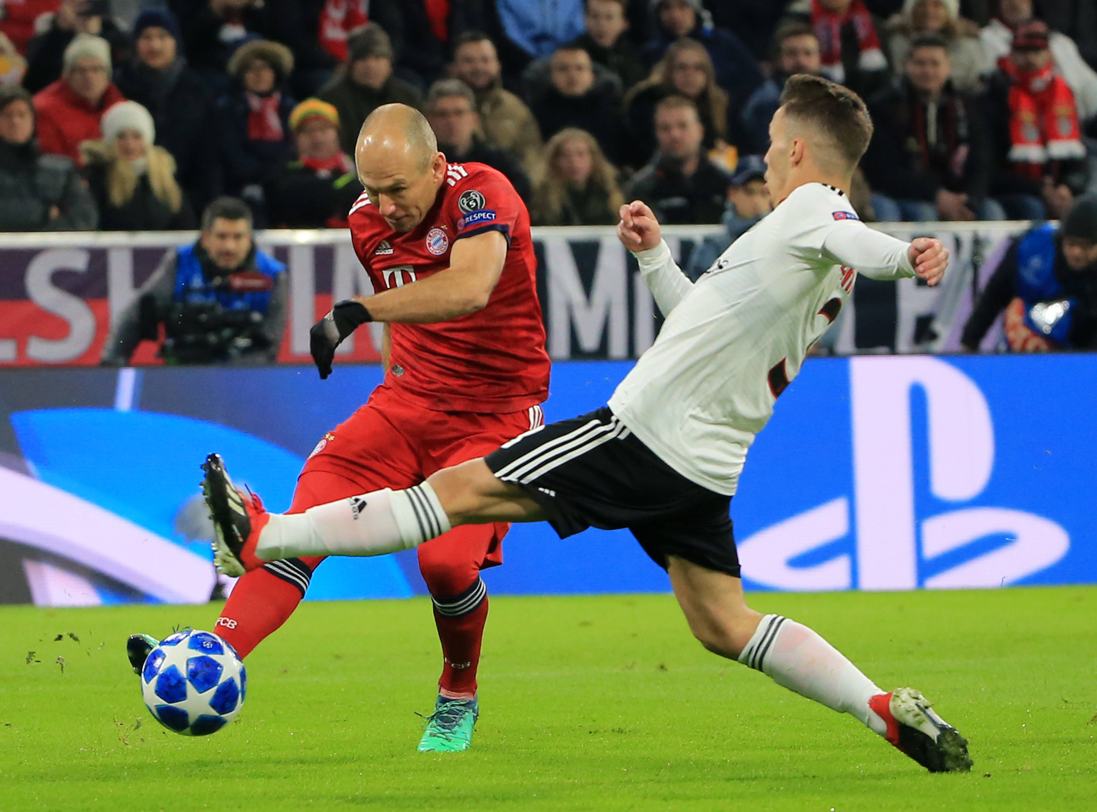 足球联赛场上的较量充满激情