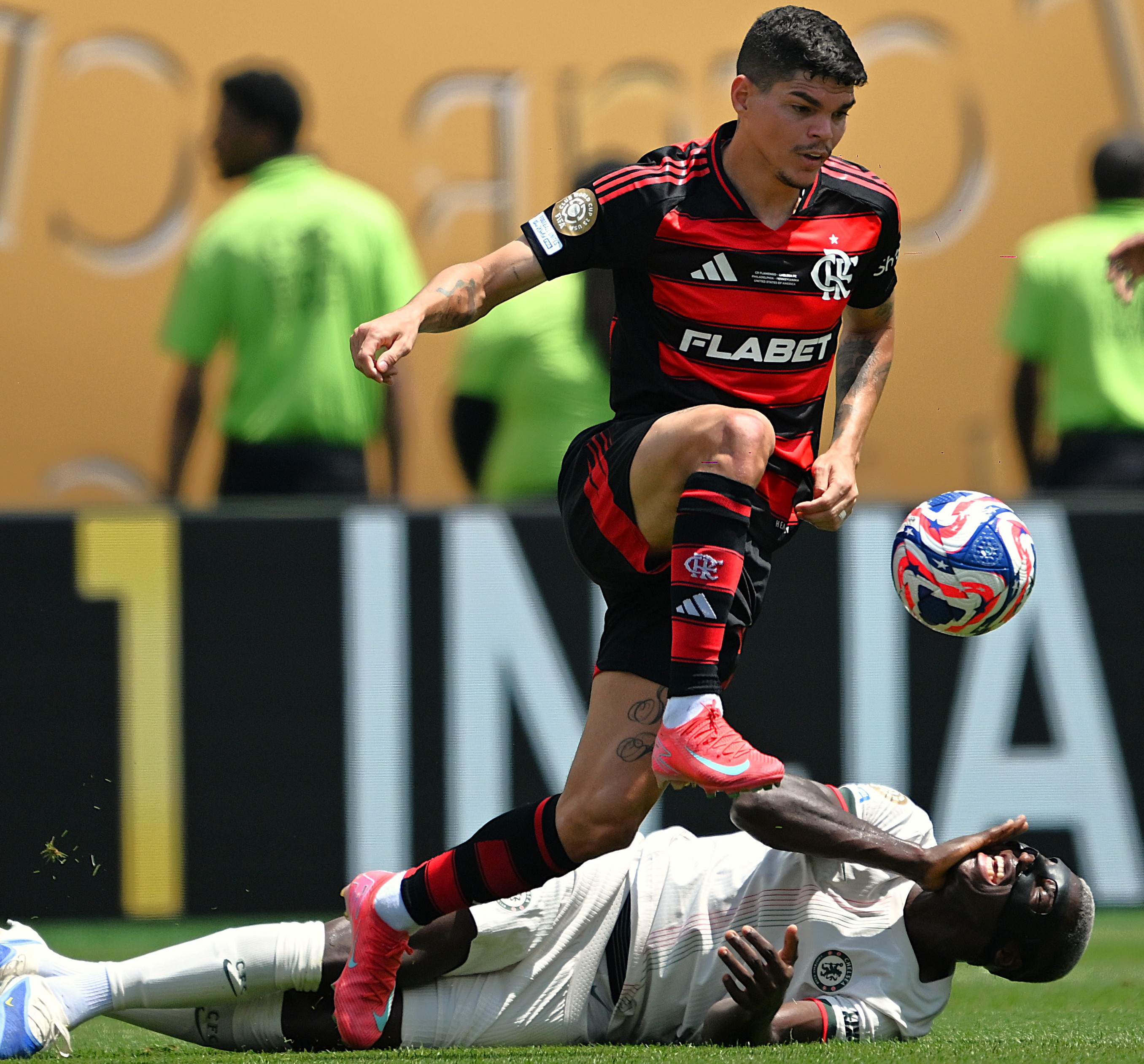 极具悬念的足球联赛正在如火如荼地进行