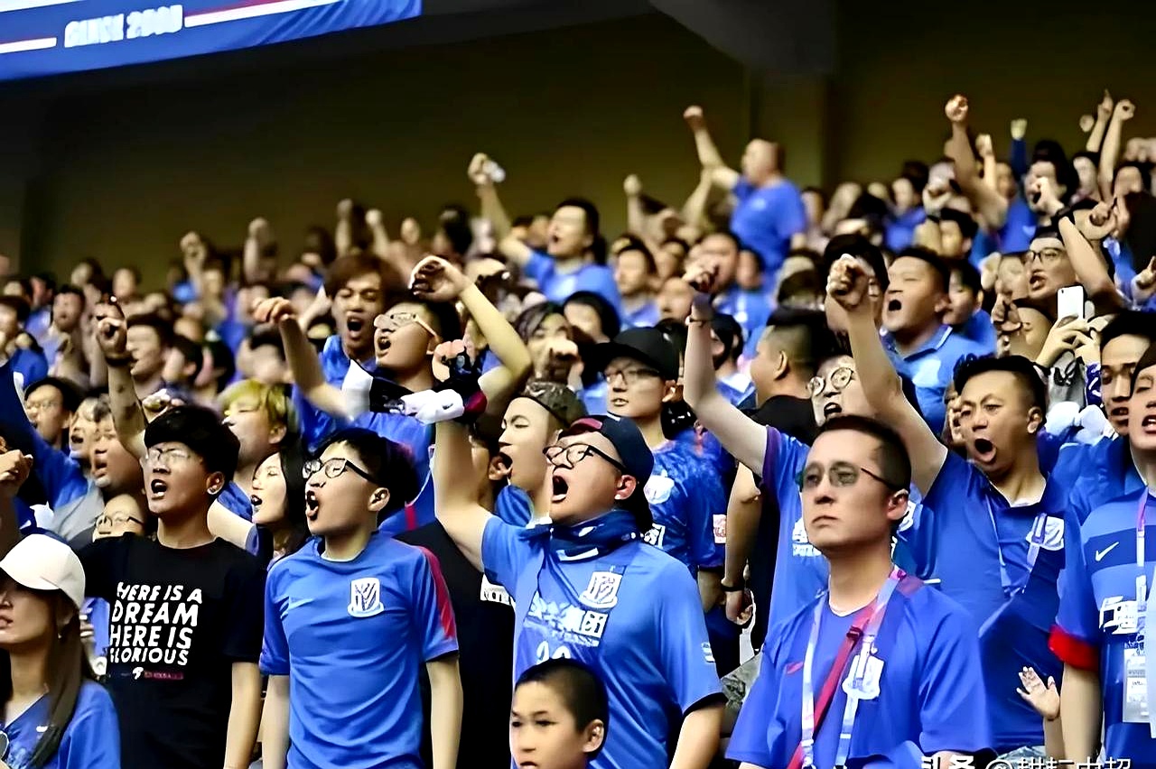 球员奋力拼搏，场面火爆，观众尖叫连连