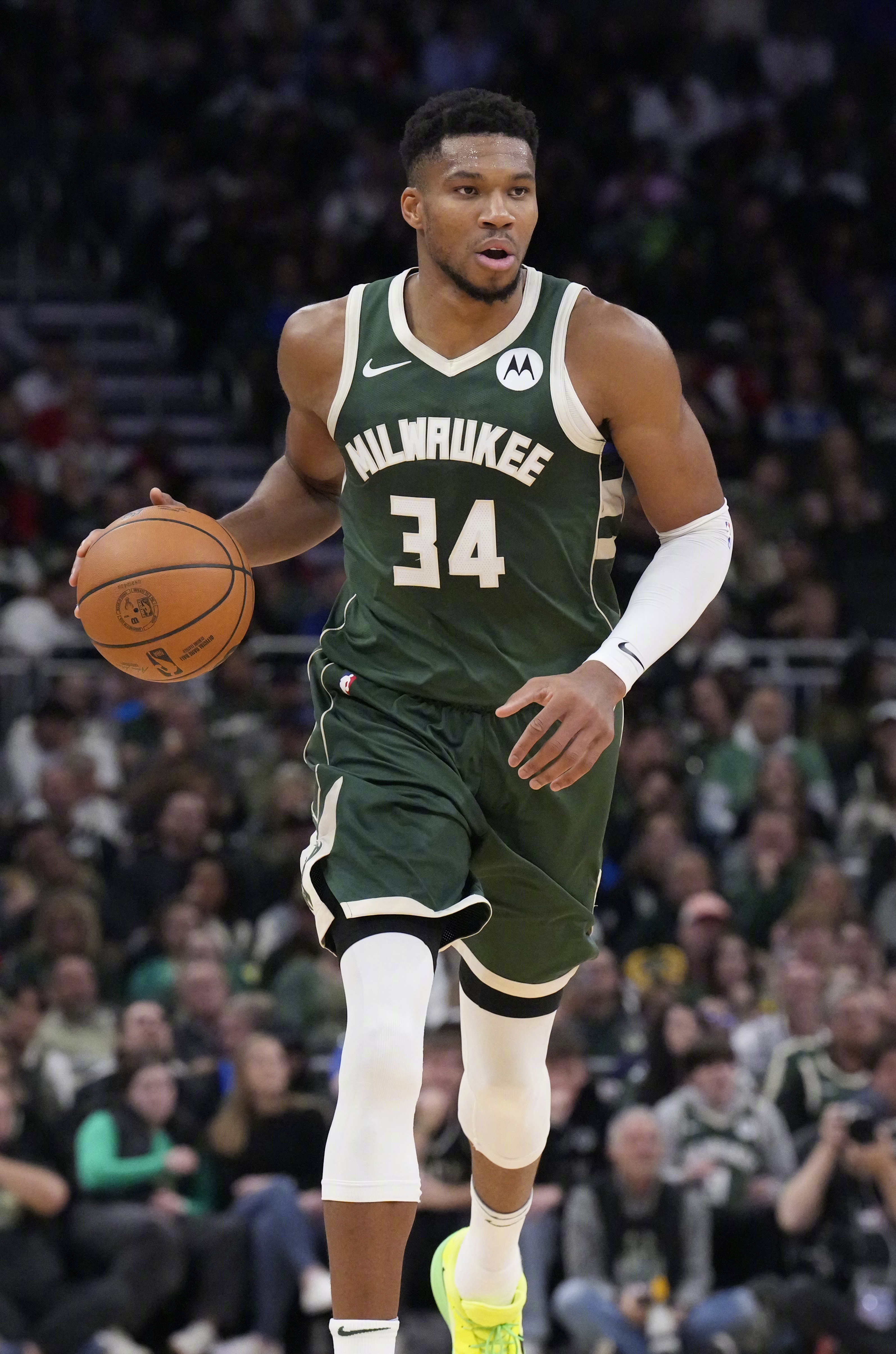 包含雄鹿队遭遇三连败，季后赛前景堪忧的词条