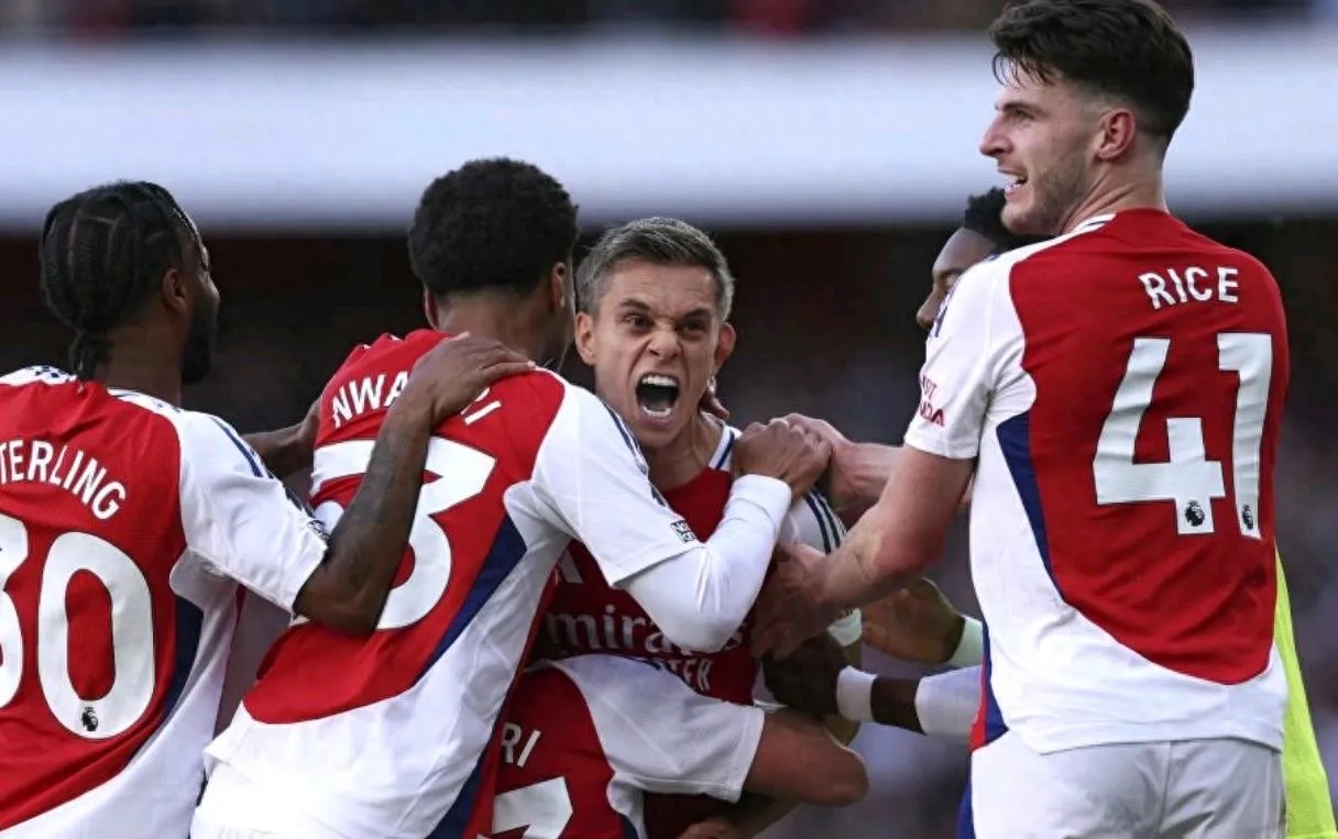 足球赛场胜负悬念千钧一发，精彩纷呈