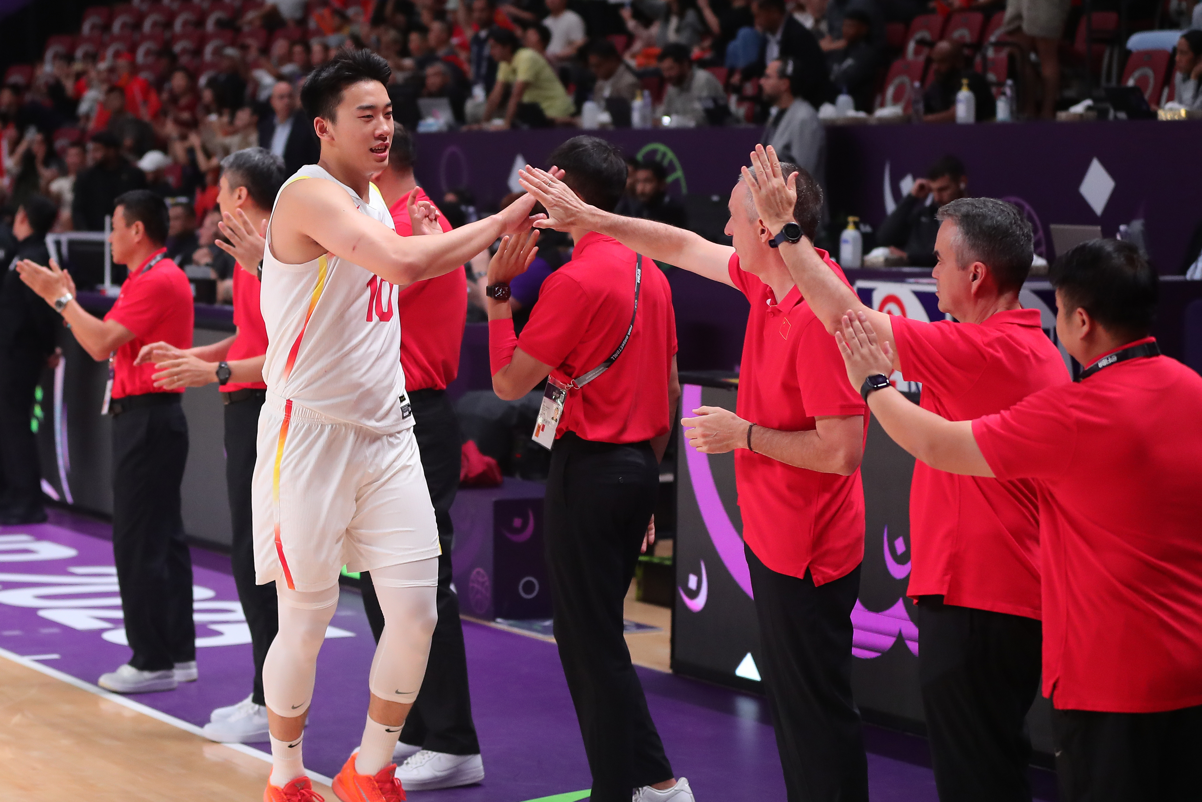 篮球国际大赛纷纷上演，顶尖球队争夺桂冠的简单介绍