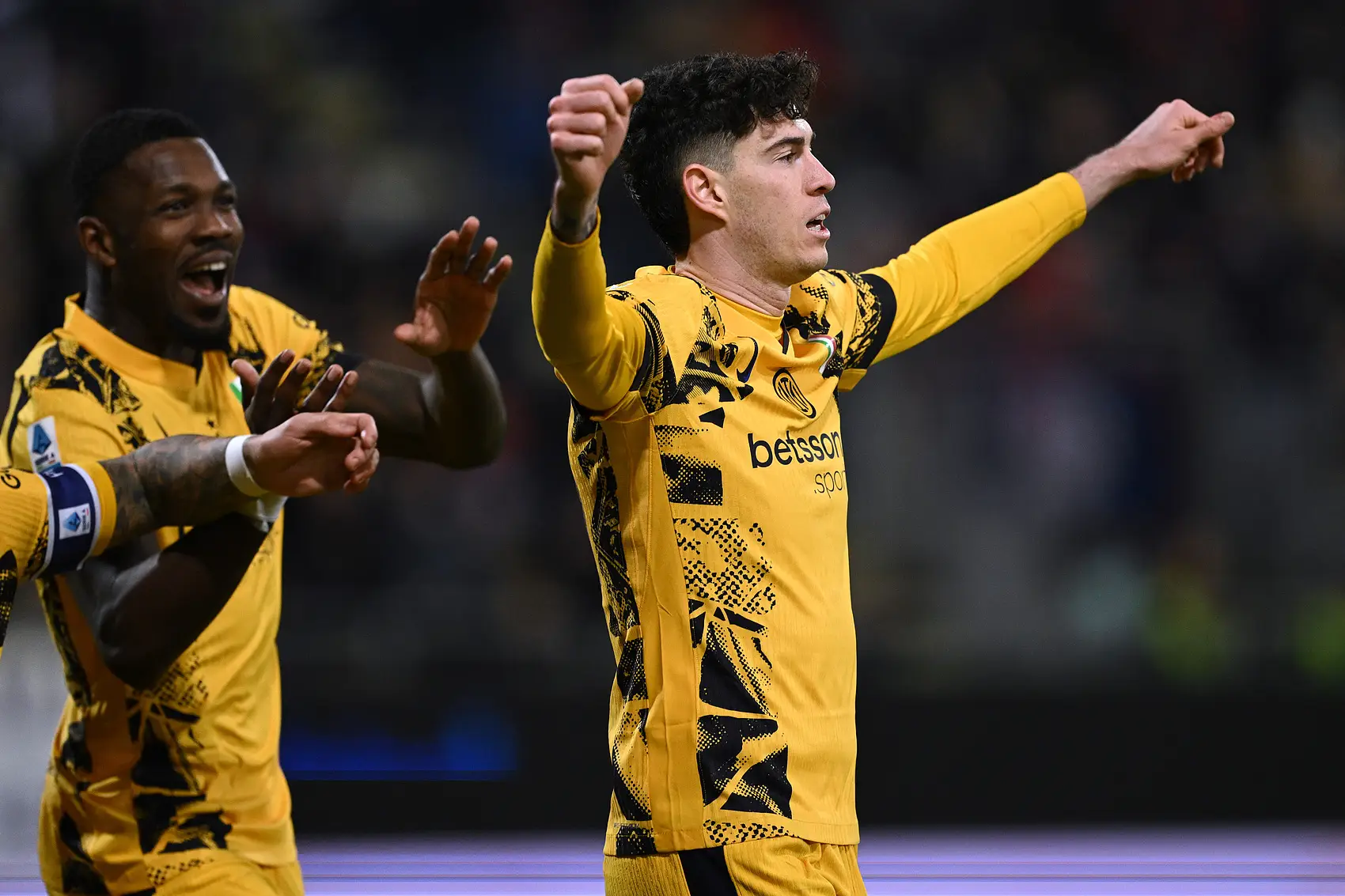 包含卡利亚里球员被罚下场，影响球队战术部署的词条