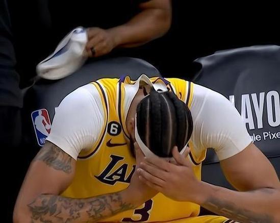 尼克斯鏖战山西队,浓眉哥点燃赛场 尼克斯鏖战山西队,浓眉哥点燃赛场