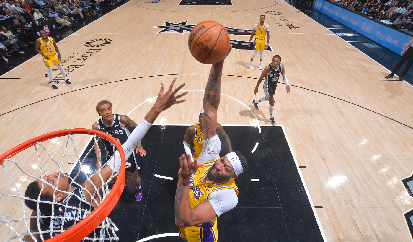 尼克斯鏖战山西队,浓眉哥点燃赛场 尼克斯鏖战山西队,浓眉哥点燃赛场