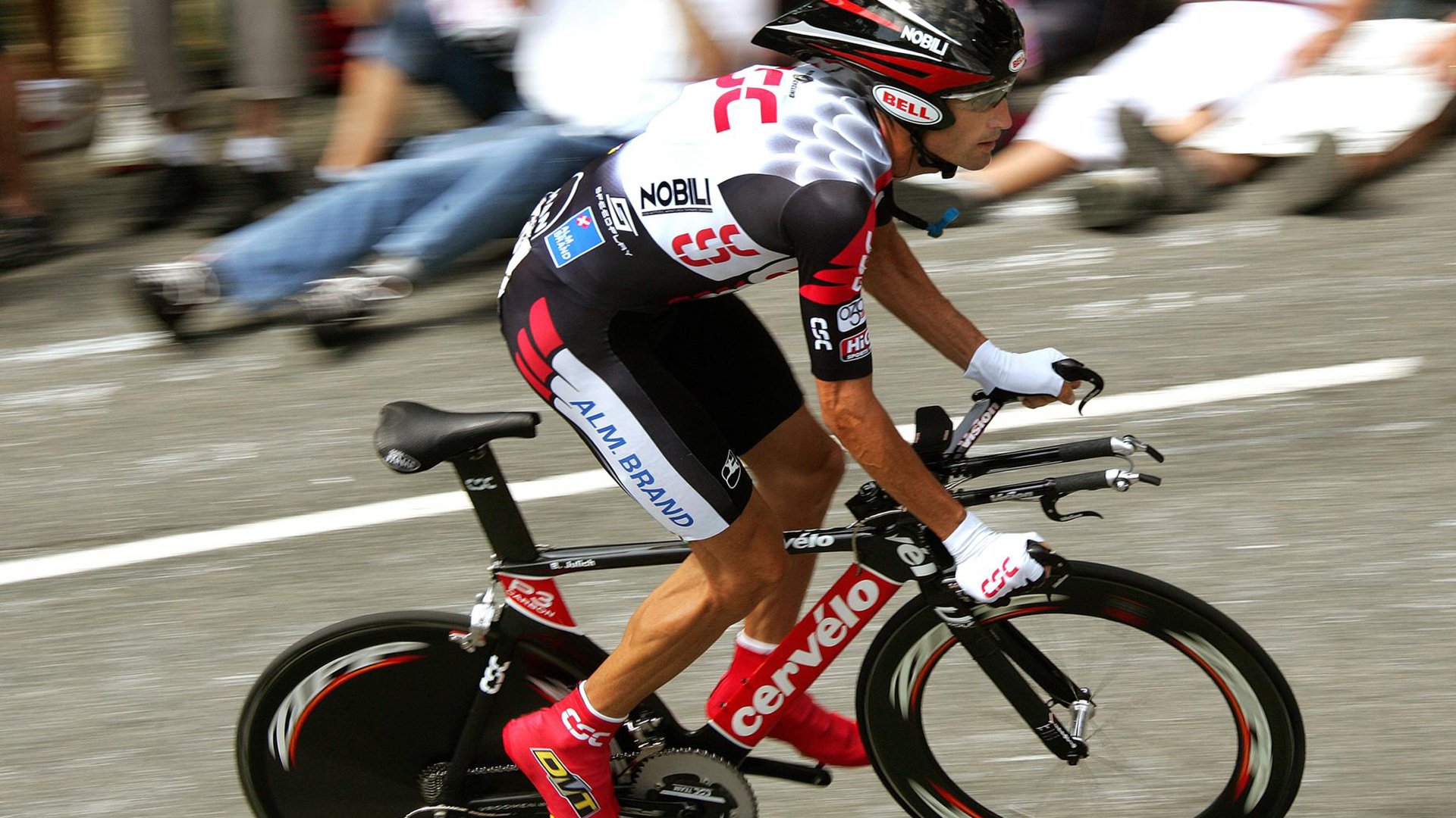 开云下载-风暴与引擎，红牛二队如何成为哈斯无法跨越的陪衬，勒克莱尔又如何掌控方向